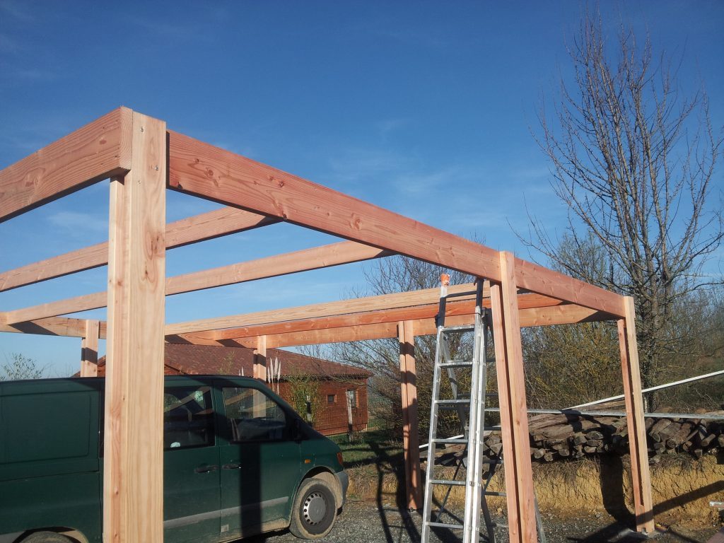 Construction d'un carport mono pente en bois.