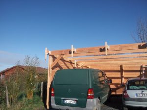 Construction d'un carport mono pente en bois.