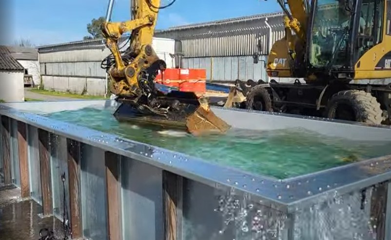 Piscine à panneaux métalliques en acier remplie d'eau pendant le test de résistance, structure boulonnée intacte