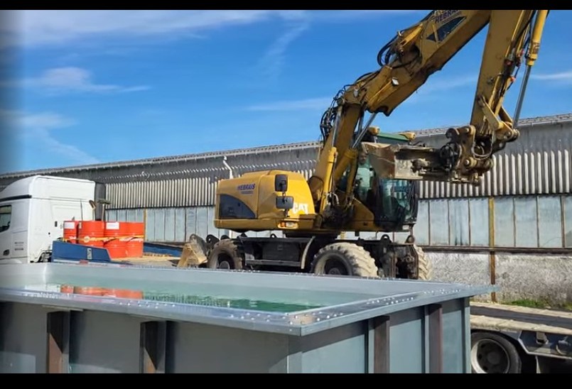 Test de résistance d'une piscine à panneaux métalliques en acier : remplissage à la pelleteuse