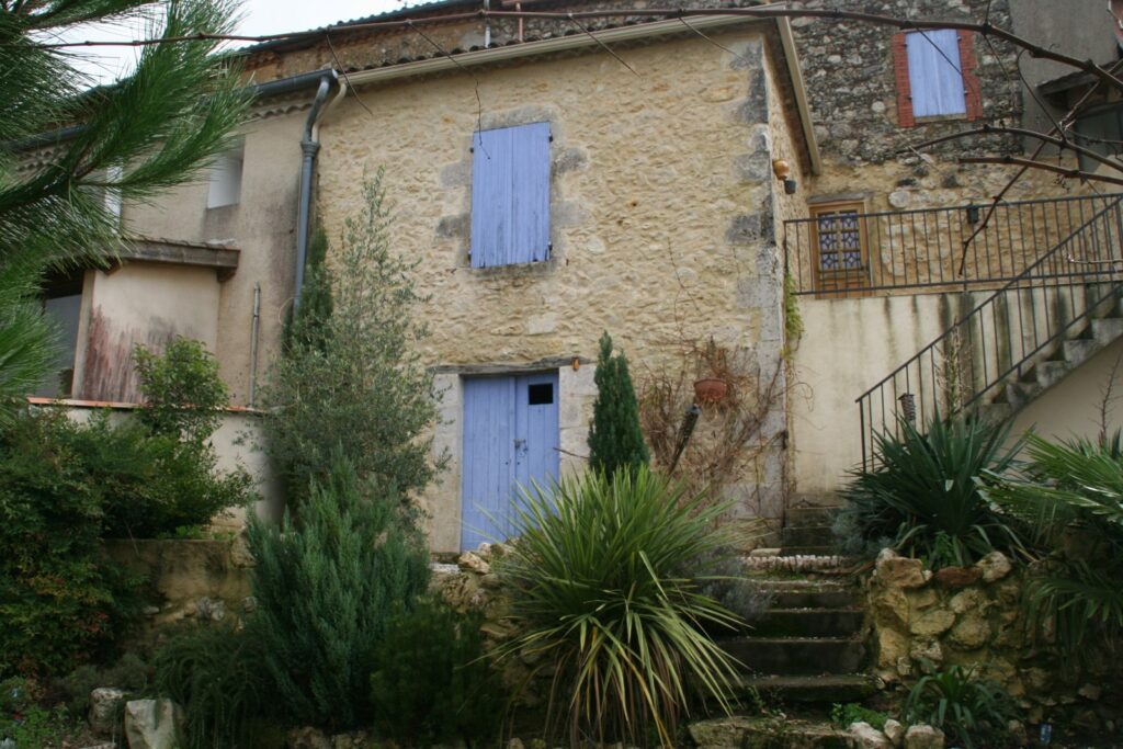 Avant travaux : l'arrière de la maison en pierre, côté jardin
