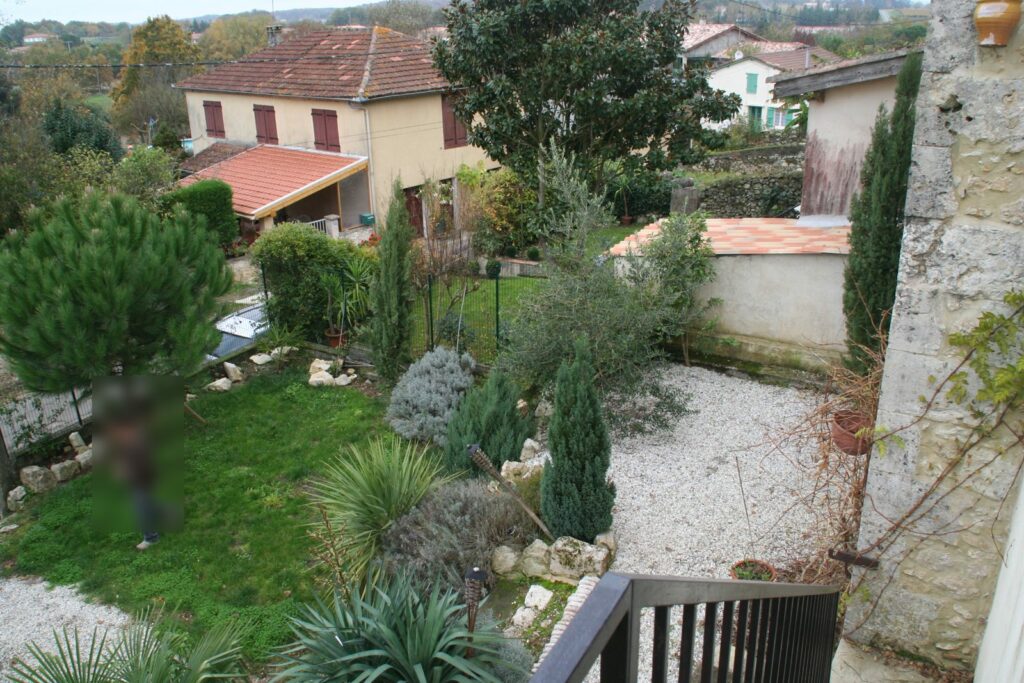 Le jardin en contrebas, futur emplacement de l'agrandissement