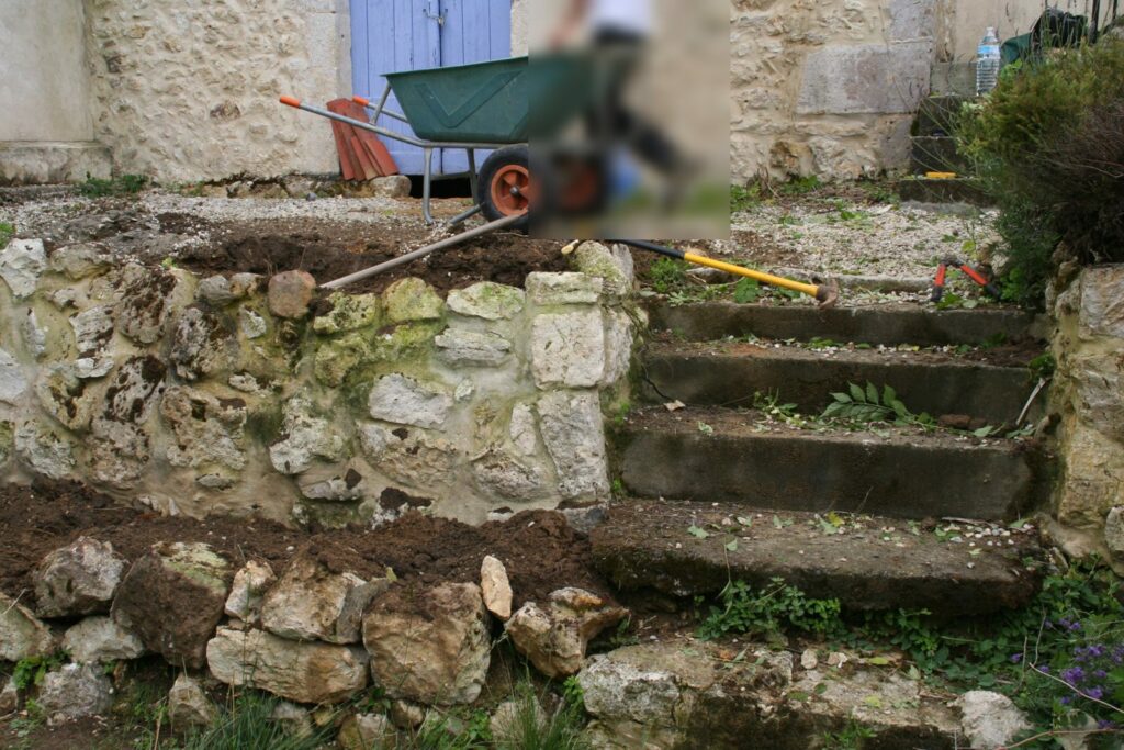 Début du terrassement : on dégage l'emplacement contre la maison