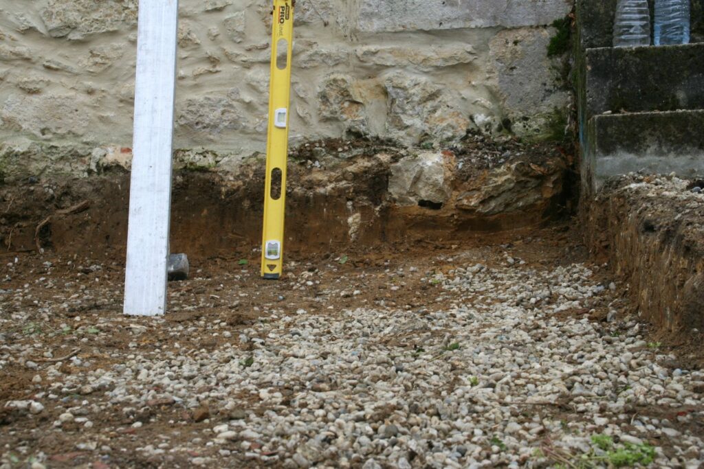Fond de fouille dressé au pied du mur existant