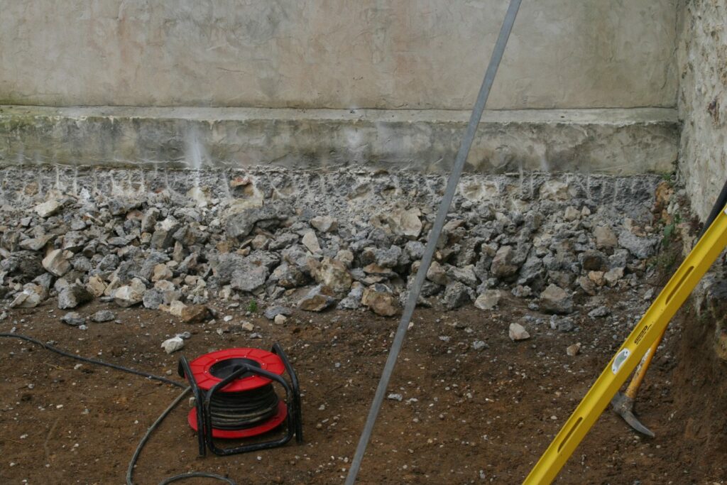 La fondation en pierre de la maison existante mise à nu