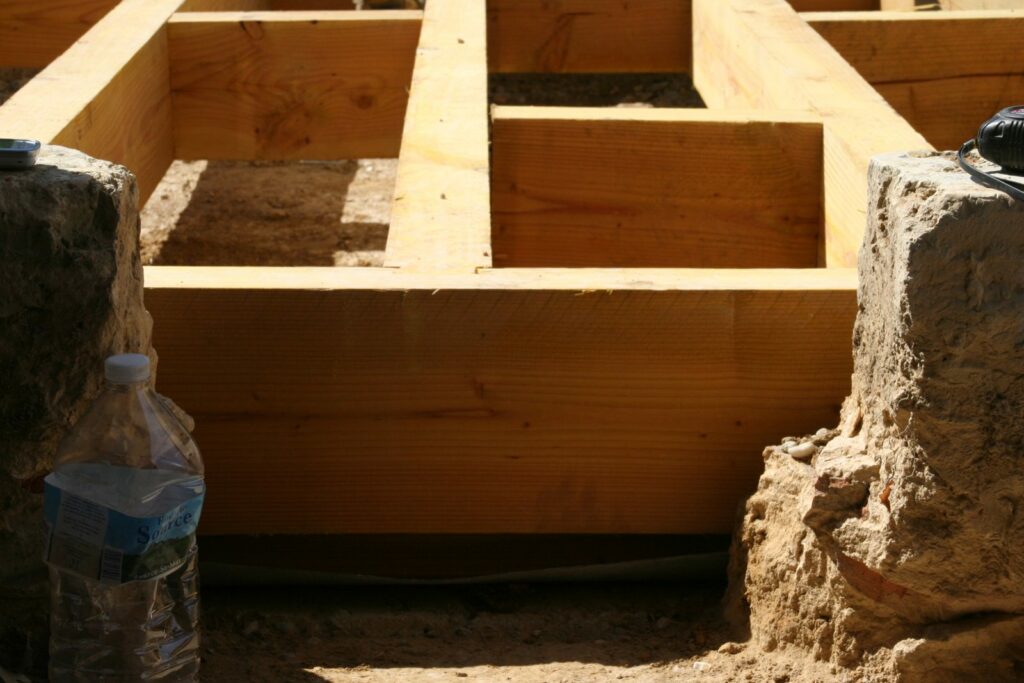 Plancher bas : solives bois assemblées sur la semelle