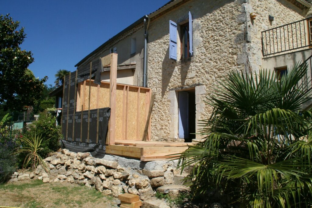 Levage des premiers murs ossature bois du rez-de-chaussée