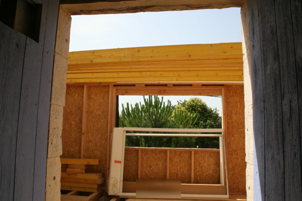 Le passage vers la maison vu de l'intérieur, menuiserie en attente