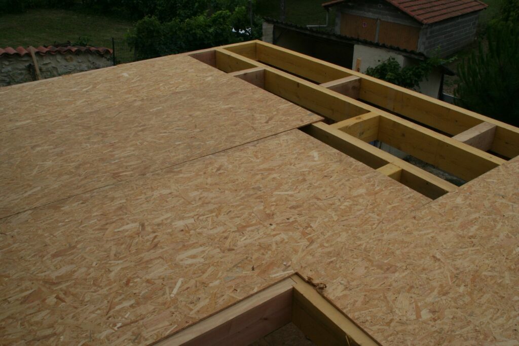 Plancher d'étage en OSB avec la trémie de l'escalier