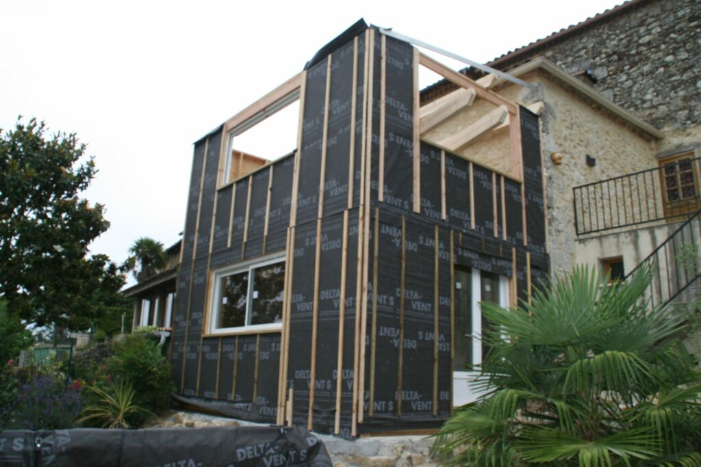 L'extension monte sur deux niveaux contre la maison