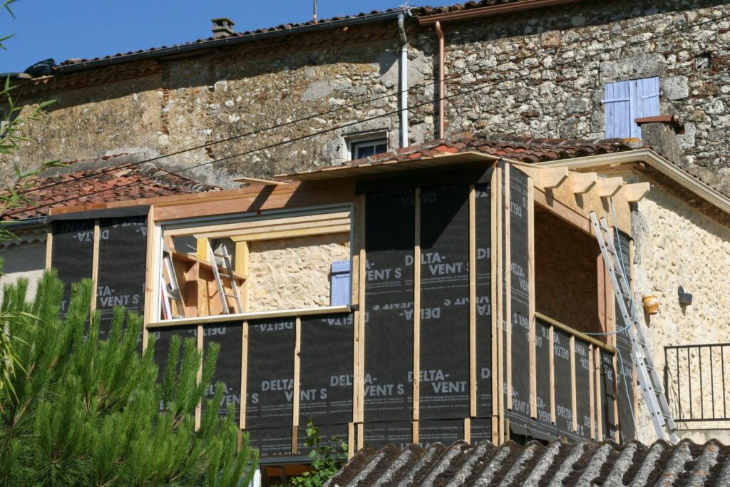 Charpente monopente adossée au mur de la maison
