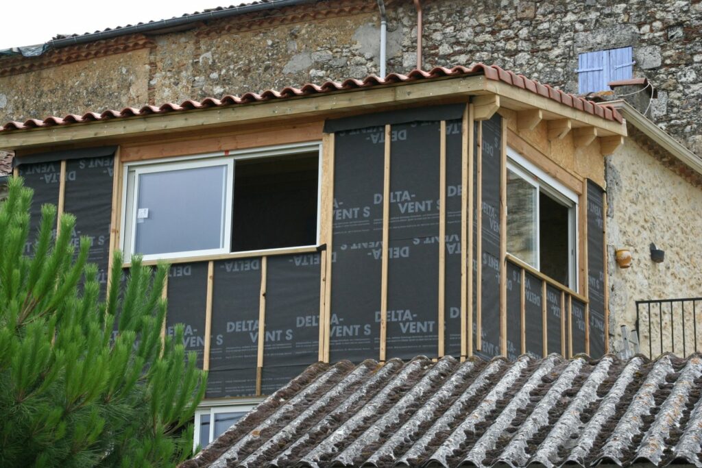 Toiture en tuiles romanes : l'extension est hors d'eau