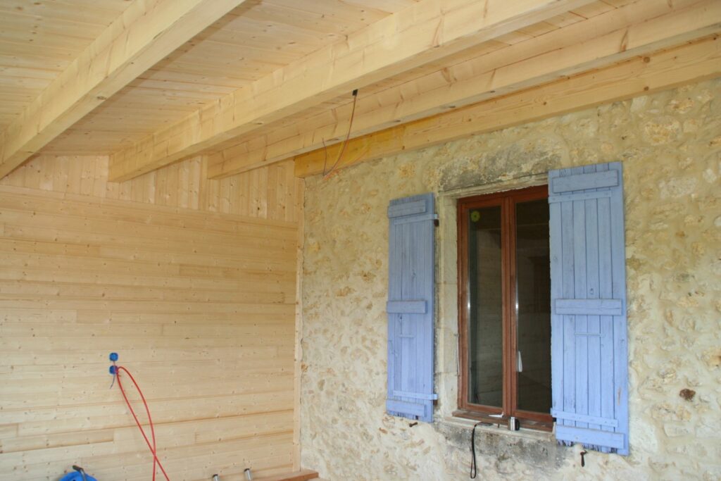 Le mur en pierre de la maison laissé apparent à l'intérieur