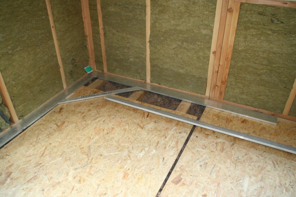 Plancher : rails et isolant avant le parquet