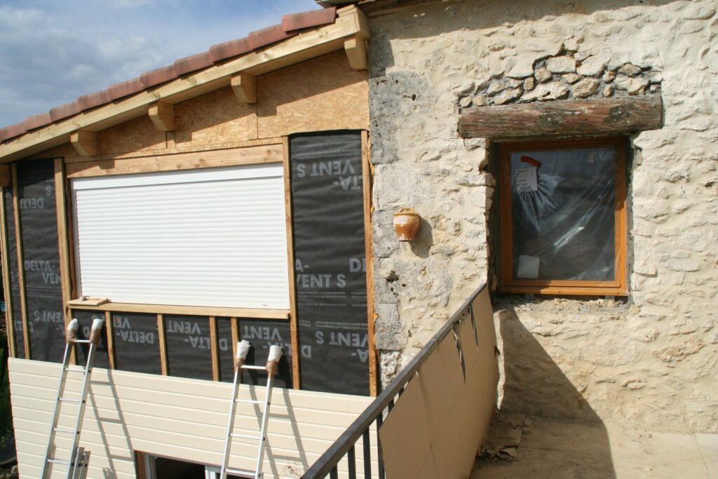 Bardage en cours sur la façade côté maison