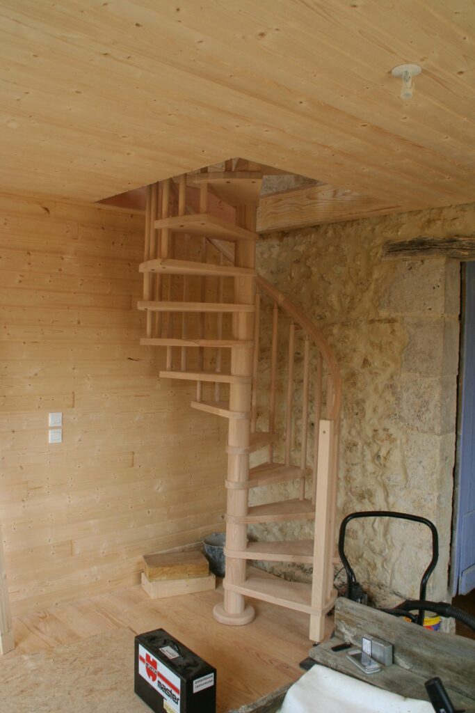 Escalier hélicoïdal en bois installé