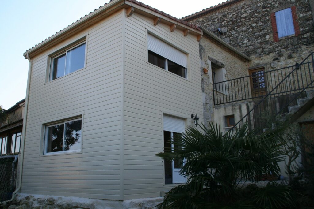 L'agrandissement intégré à la maison en pierre