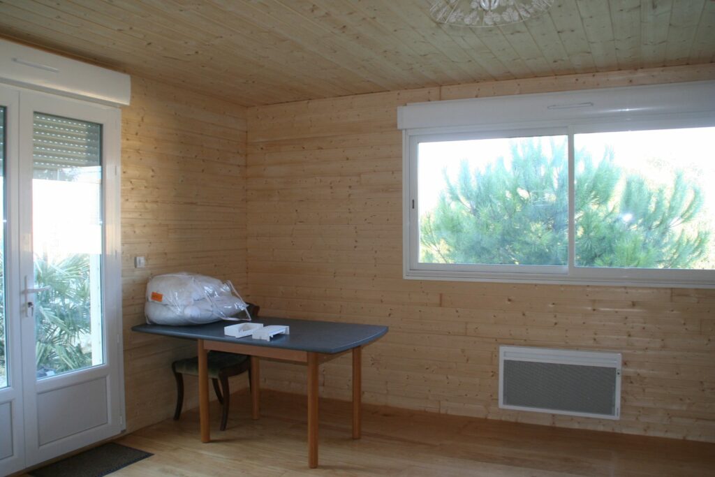 Rez-de-chaussée meublé, lambris et parquet
