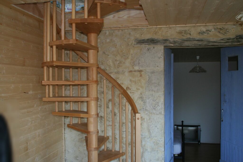 Escalier hélicoïdal et passage vers la maison