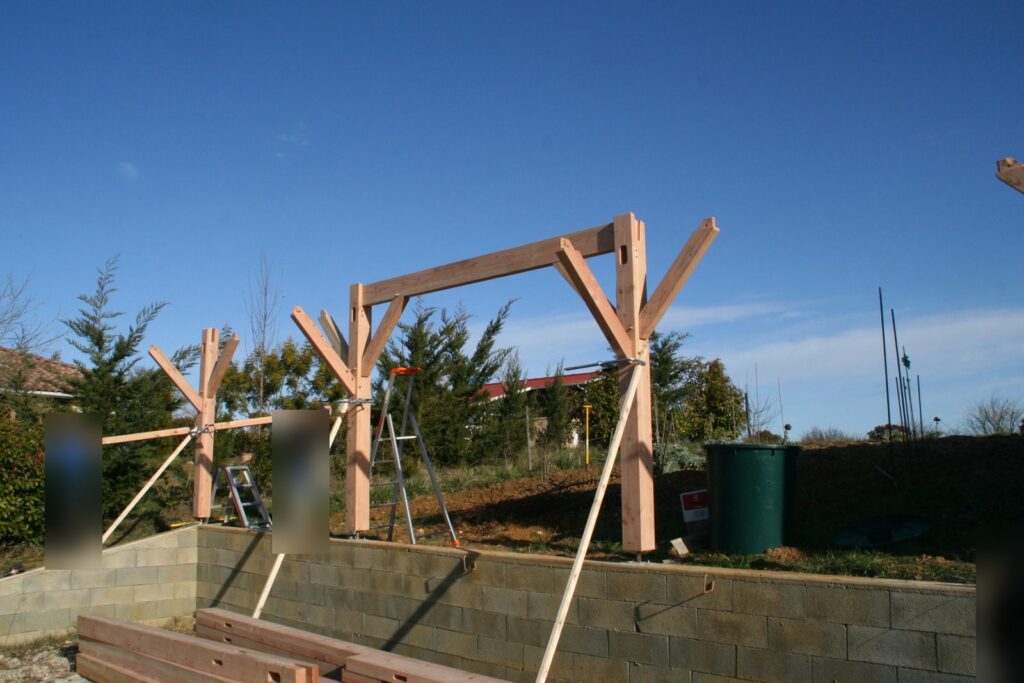 Premier portique du carport en cours de levage