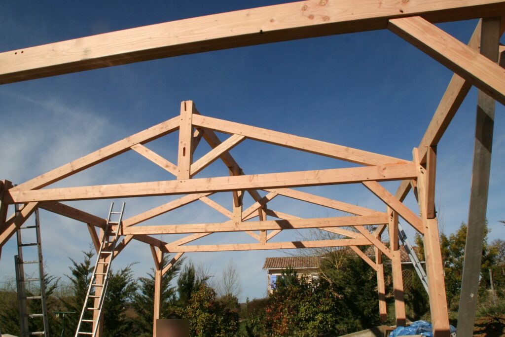 Ferme du carport en charpente traditionnelle