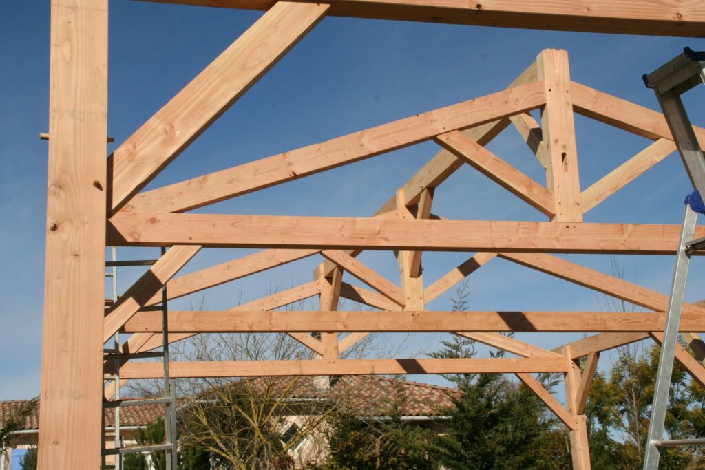 Détail d'une ferme : entrait, poinçon et arbalétriers