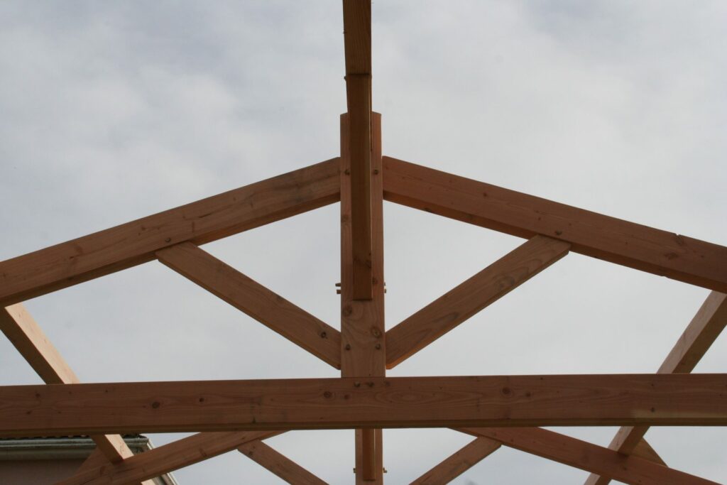 Assemblage du poinçon et des arbalétriers