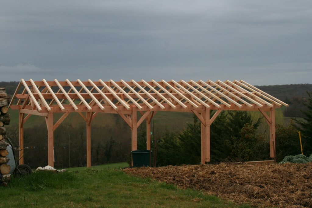 Carport en bois avec tous les chevrons posés