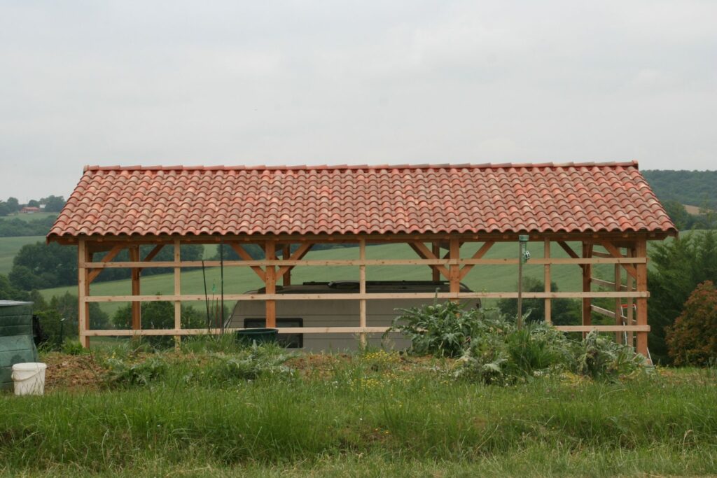 Carport bois couvert en tuiles de pays