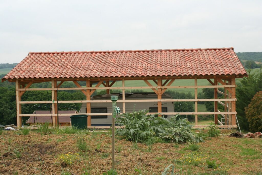 Carport terminé, toiture deux pentes en tuiles