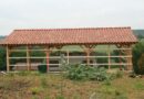 Carport bois 10 × 6,5 m en charpente traditionnelle : plan et montage en photos Carport terminé, toiture deux pentes en tuiles
