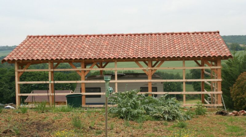 Carport terminé, toiture deux pentes en tuiles