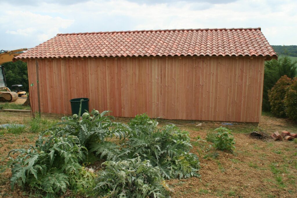 Carport fermé par un bardage bois vertical