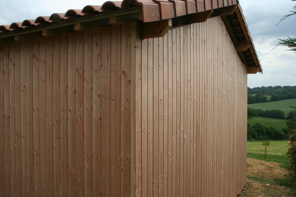 Bardage bois vertical, angle du carport