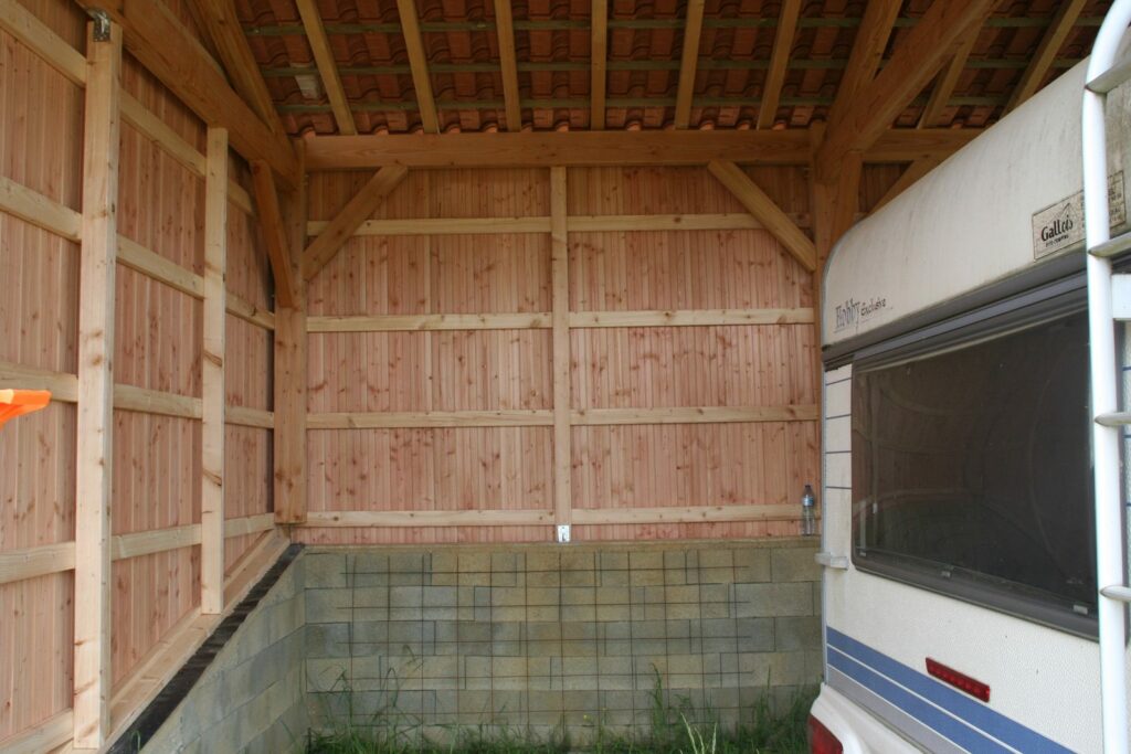 Intérieur du carport avec bardage et muret