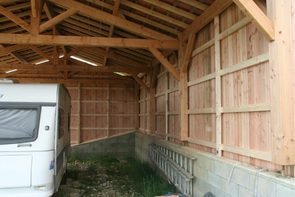 Intérieur du carport, charpente apparente