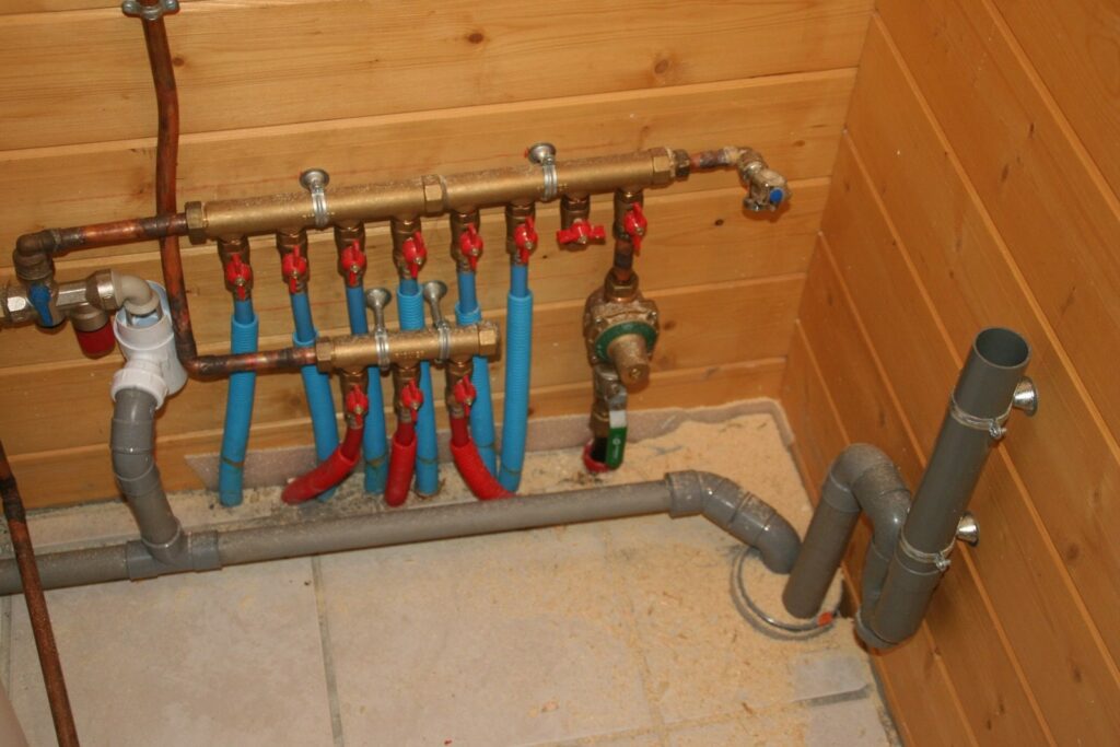 Collecteur de plomberie avec départs eau chaude et eau froide