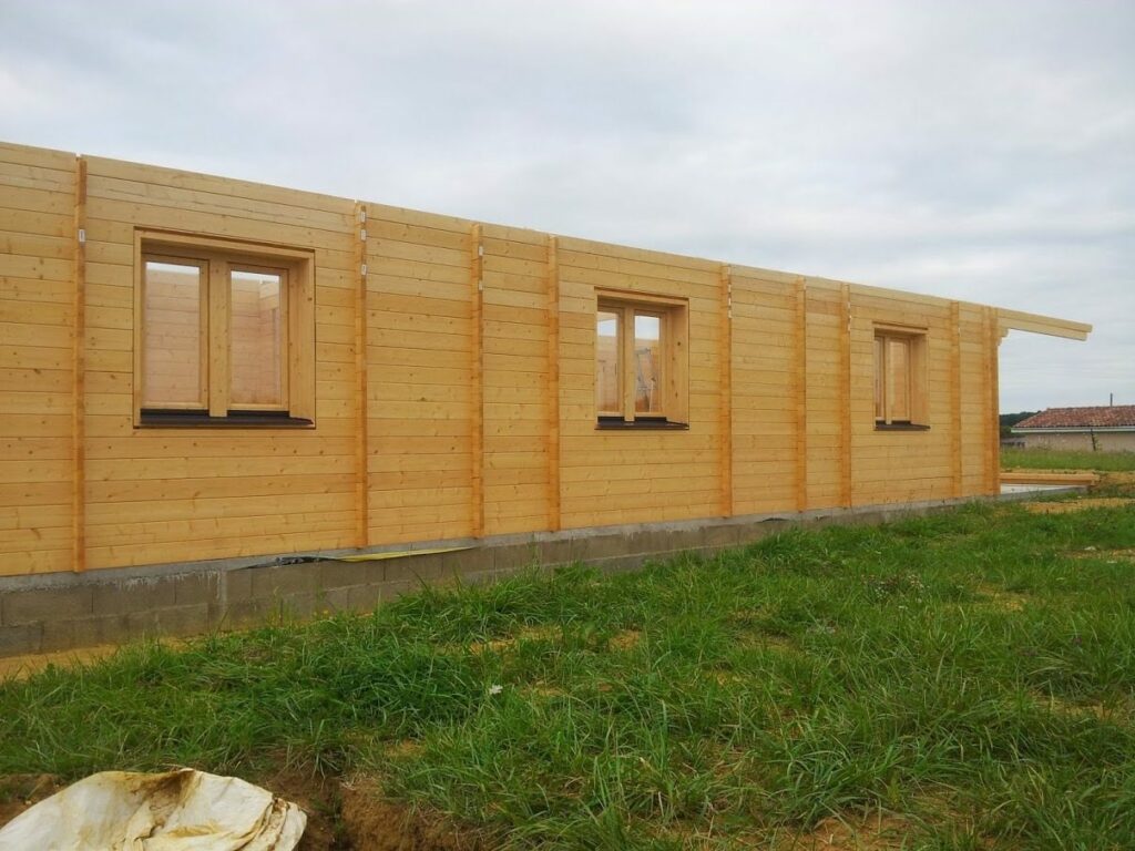 Façade longue avec trois fenêtres