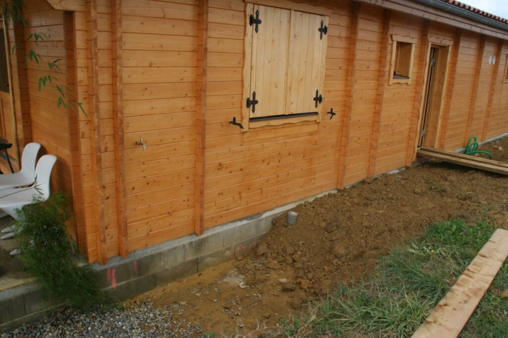 Façade avec volets bois et porte