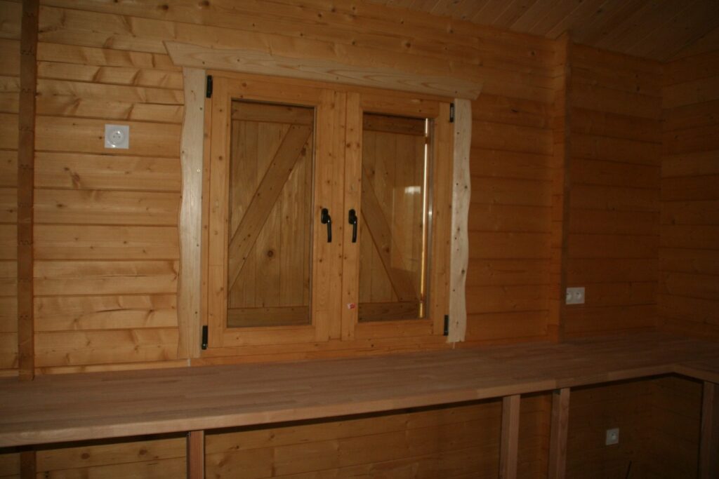 Fenêtre intérieure avec banquette en bois