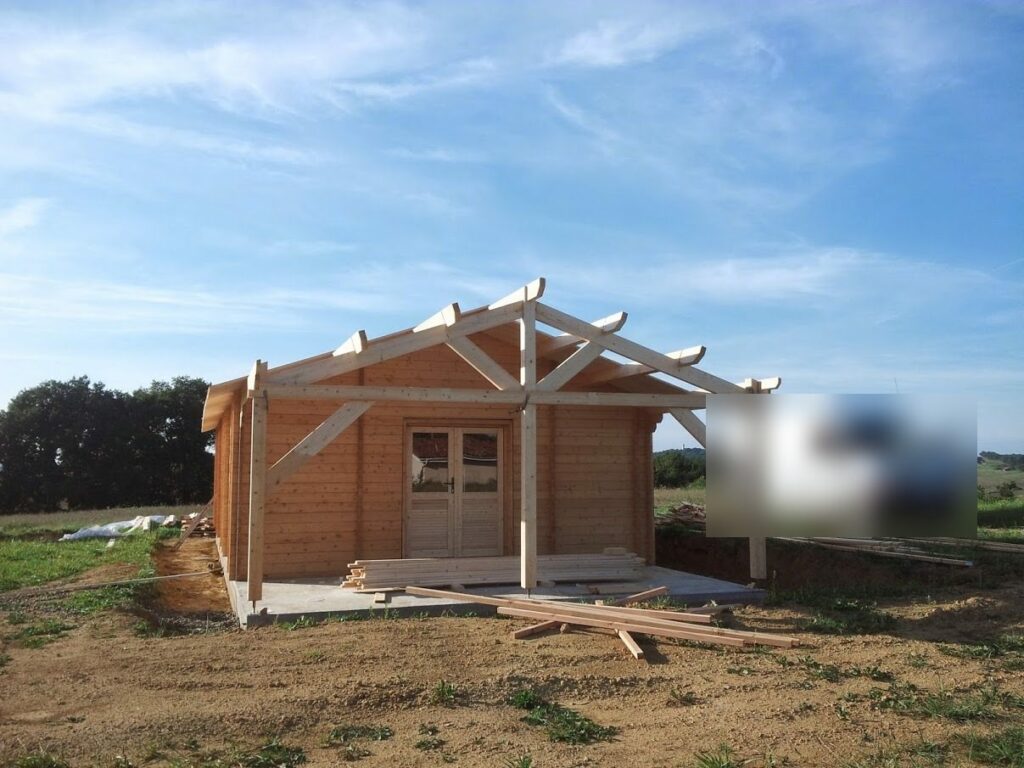 Ferme de l'auvent au-dessus de la terrasse