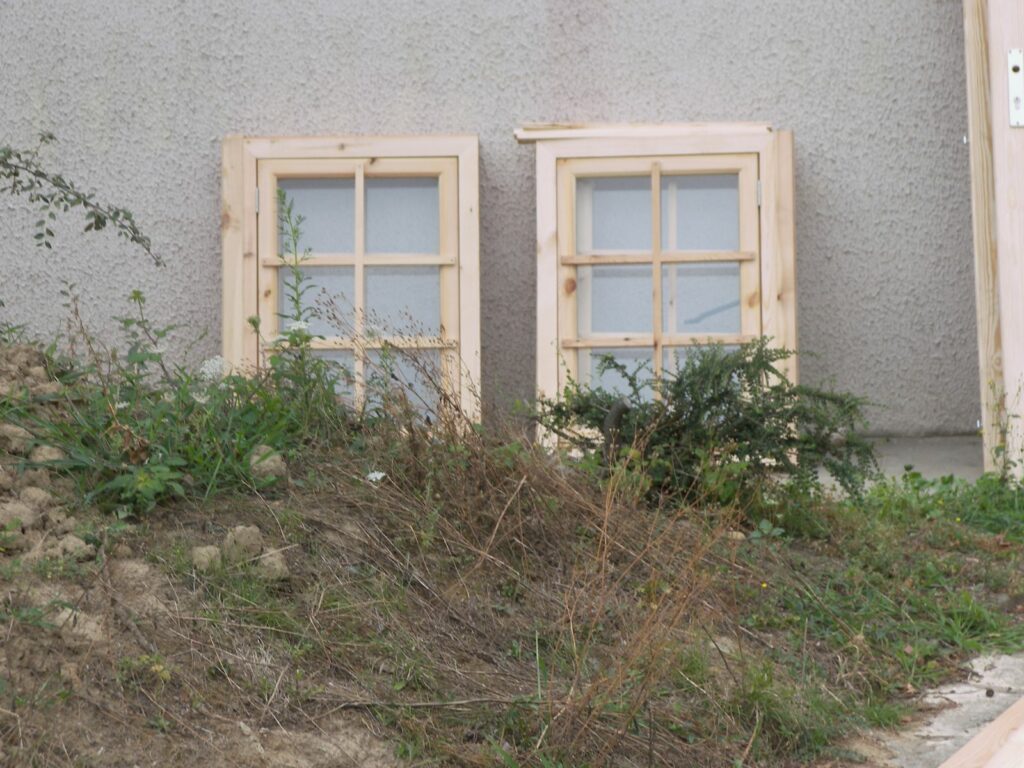 Deux fenêtres bois à petits carreaux pour garage