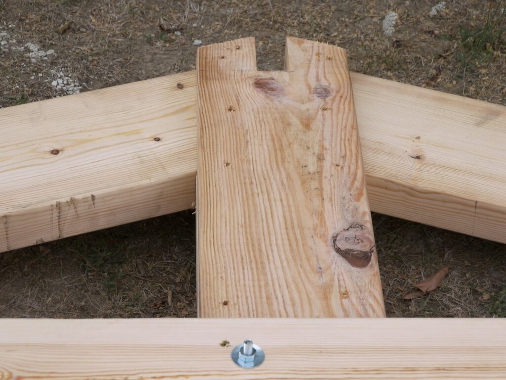 Entaille du poinçon d'une ferme de charpente bois