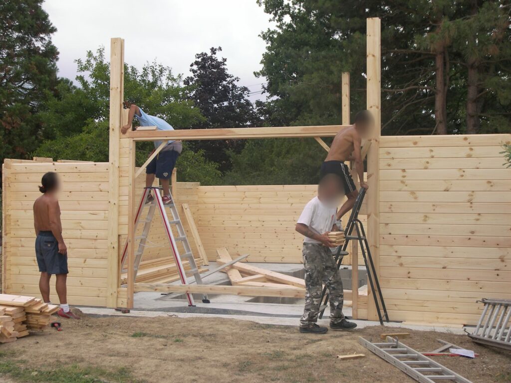 Pose du linteau au-dessus de la grande ouverture du garage