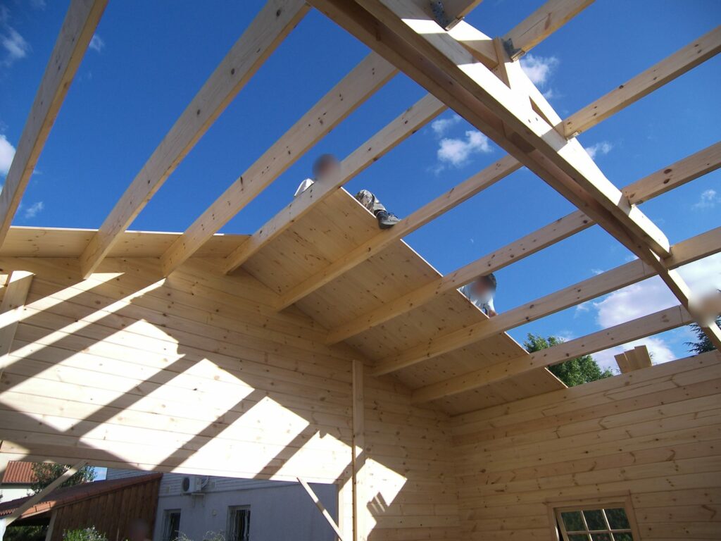 Pose des chevrons sur la charpente du garage bois