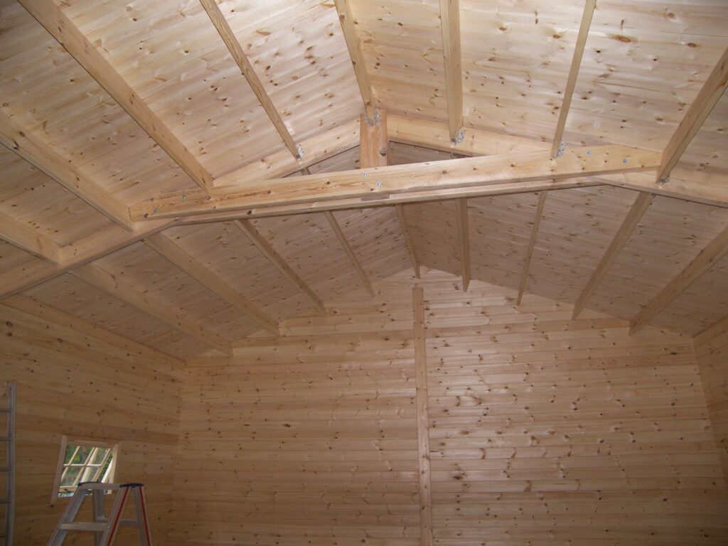 Intérieur d'un garage bois avec charpente apparente