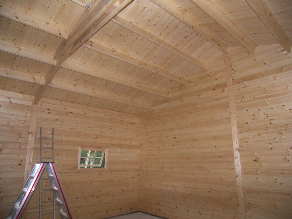 Intérieur du garage en madriers avec fenêtre