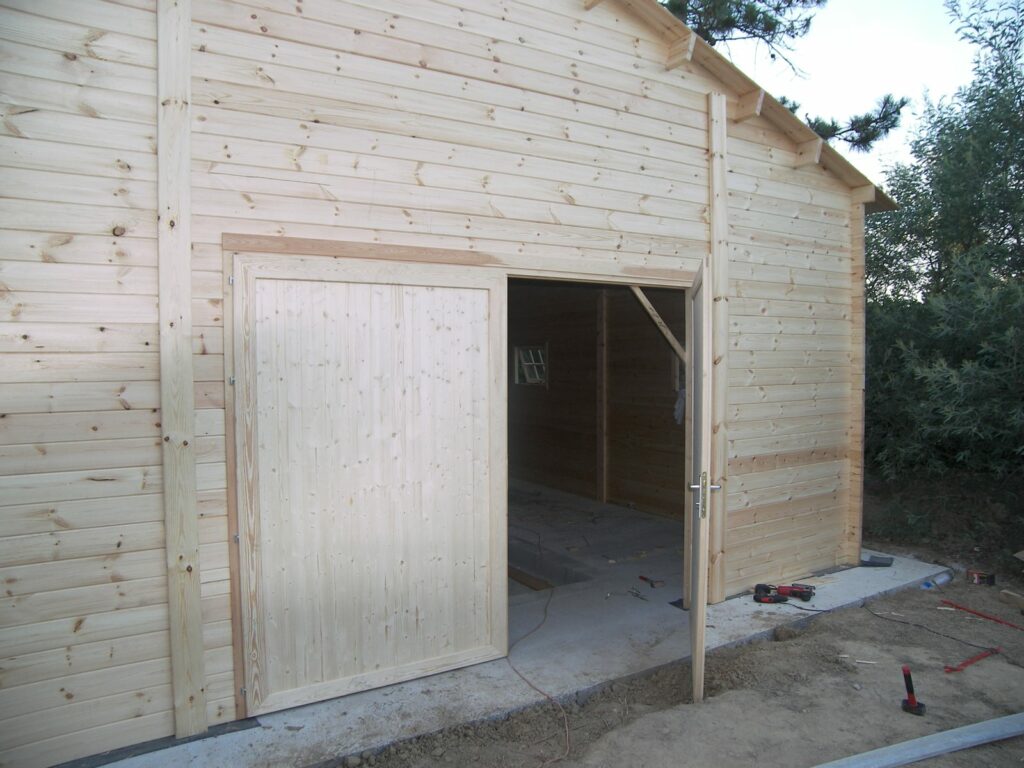 Portes battantes d'un garage en bois