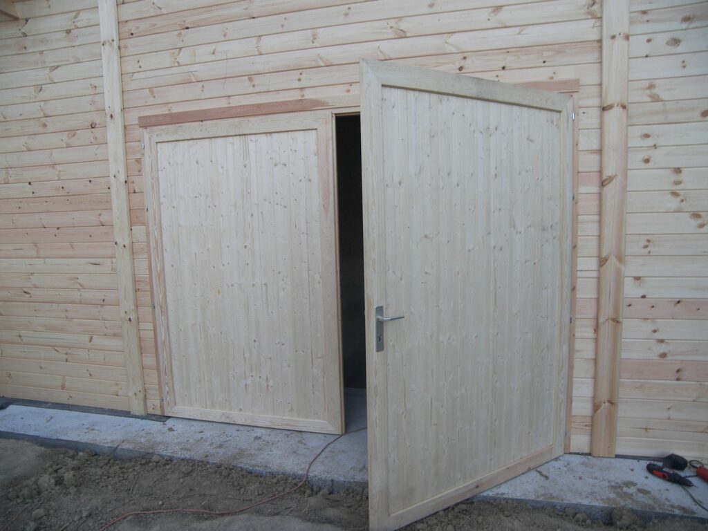 Porte de garage bois ouverte