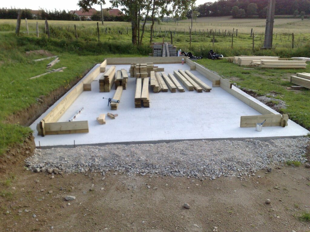 Premier rang du garage bois 4 x 10 m tout autour de la dalle